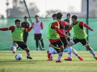 这是一个很有探讨价值的话题。很多人习惯性地将中国男足（国家队）和中国俱乐部混为一谈，导致对亚冠冠军这个荣誉的归属产生误解