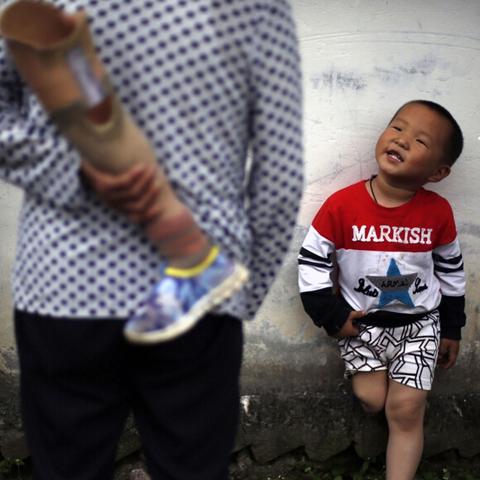 球鞋磨破三双后,我找到了那个卖足球的街角 球鞋磨破三双后,我找到了那个卖足球的街角